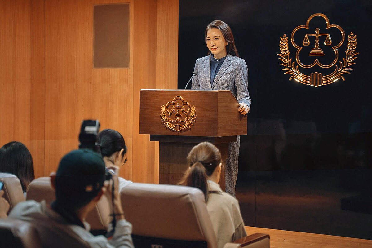 《八尺門的辯護人》法務部長陳令秋(潘儀君 飾)主持記者會