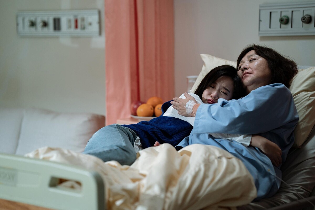 《地獄里長》嚴正嵐（左）、鄭怡劇中母女情深