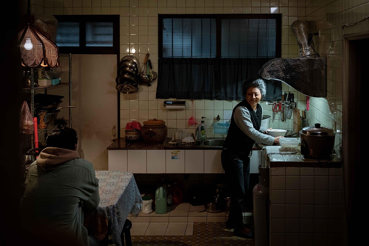 《地獄里長》王彩樺（右）劇中為孫子林哲熹準備宵夜卻遭不耐煩頂撞