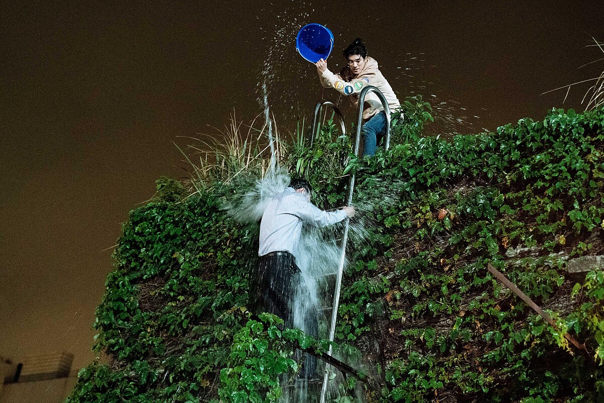 《地獄里長》林哲熹（右）劇中透過籤詩抓到真凶，寒流夜拍潑水戲讓馬力歐印象深刻