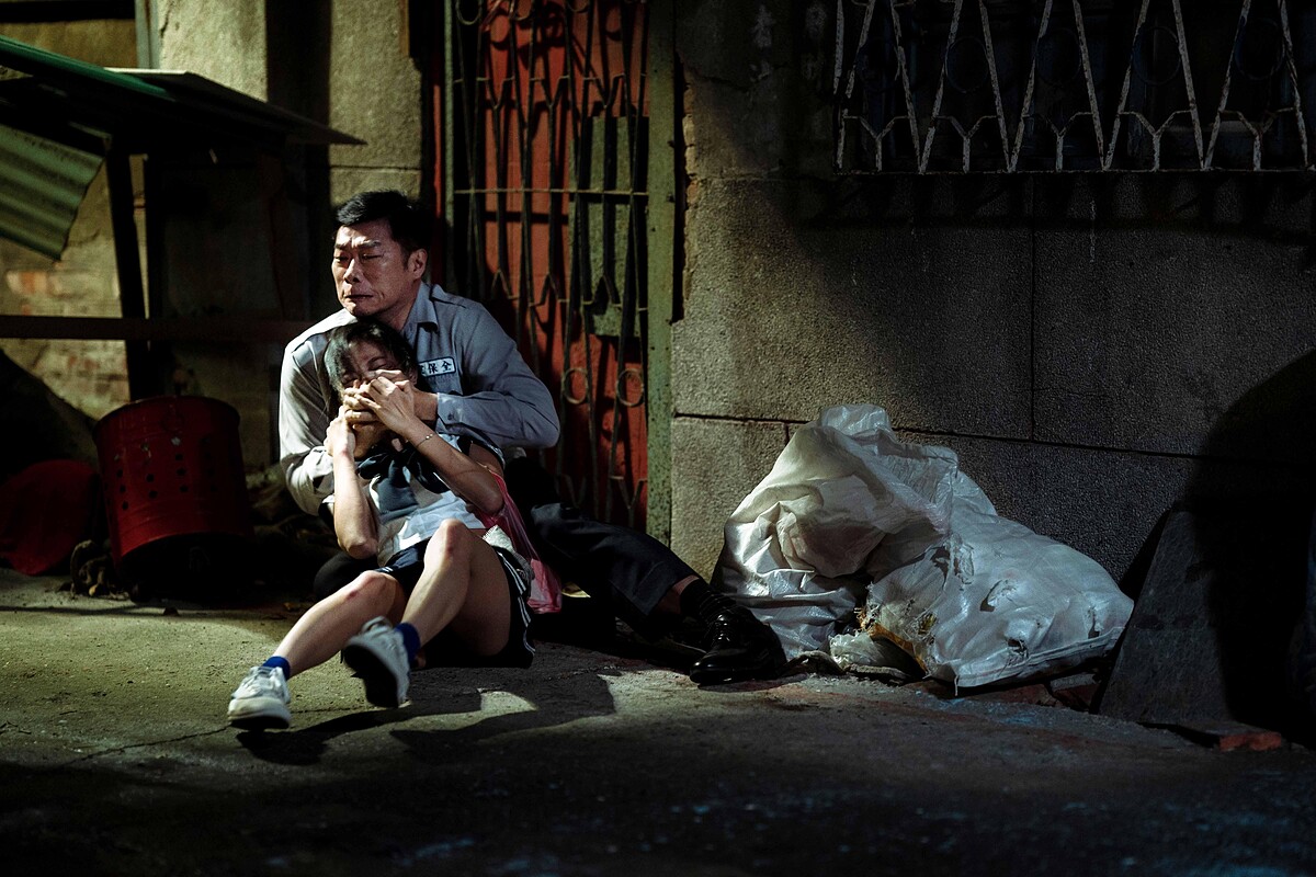 《地獄里長》馬力歐（後）與邵奕玫拍攝行凶戲，兩人事前做足溝通準備與防護措施