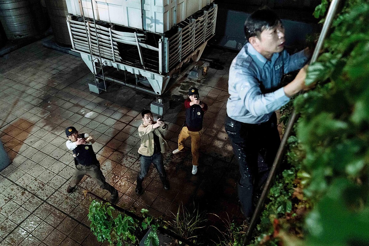 《地獄里長》陳大天（左二）飾演的偵查隊分隊長連大風，機警逮捕嫌犯馬力歐（右）