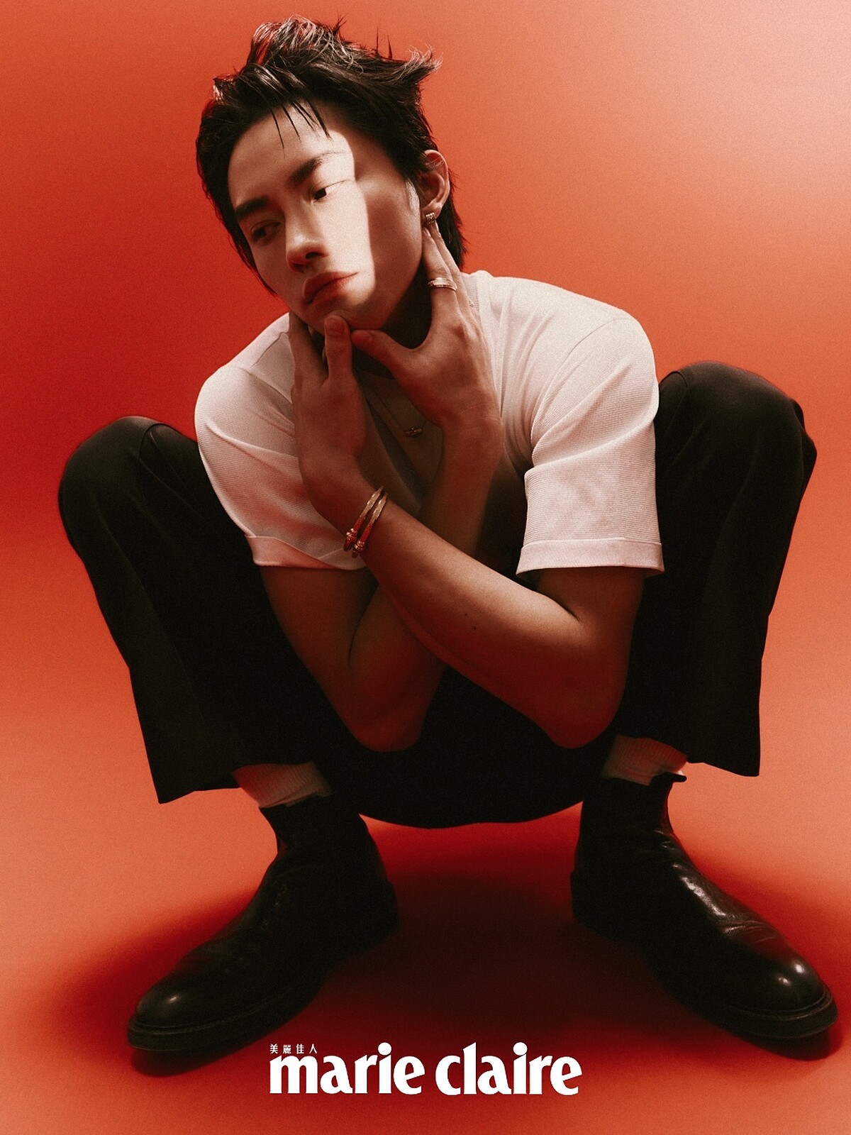 白色針織短袖上衣、打褶寬褲，all by LOEWE；Jonboy 切爾西牛皮短靴，ALLSAINTS；Possession系列玫瑰金宮廷式雕刻飾紋鑽石手鐲、玫瑰金宮廷式雕刻飾紋鑽石戒指、玫瑰金宮廷式雕刻飾紋彩色寶石戒指、玫瑰金宮廷式雕刻飾紋鑽石項鍊、玫瑰金祖母綠鑽石耳環，all by PIAGET。