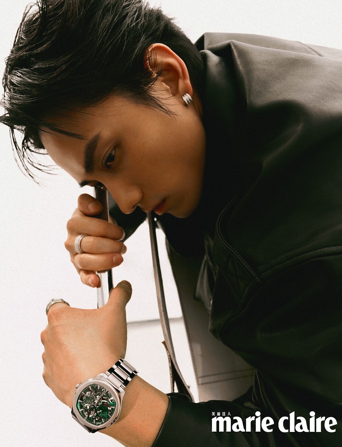  Shoga 寬版騎士夾克，ALLSAINTS；灰色絲綢襯衫，John Varvatos；黑色丹寧褲、黑色皮鞋，BOSS；PIAGET Polo系列孔雀綠超薄鏤空腕錶、18K白金宮廷式雕刻飾紋鑽石戒指、18K白金鑽石耳環，all by PIAGET。