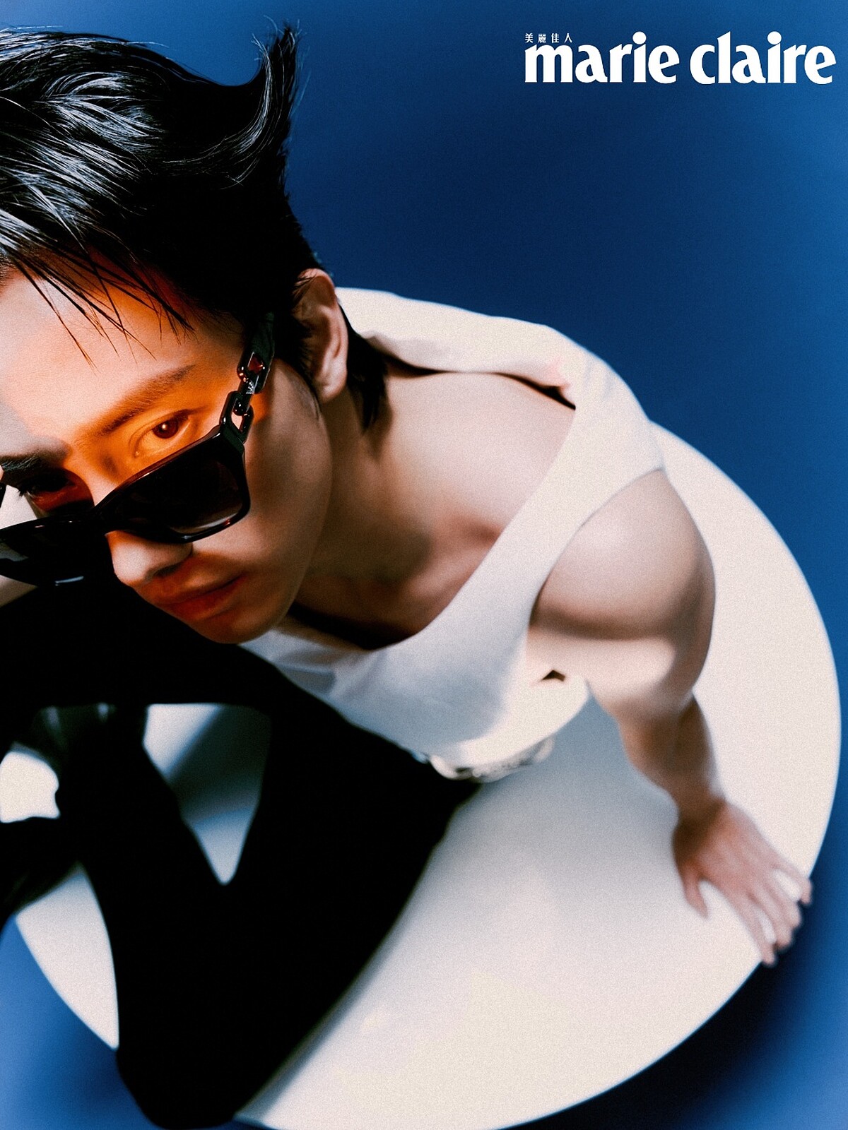 白色棉質背心、羊毛長褲，all by PRADA；墨鏡， Emporio Armani ；Jonboy 切爾西牛皮短靴，ALLSAINTS。