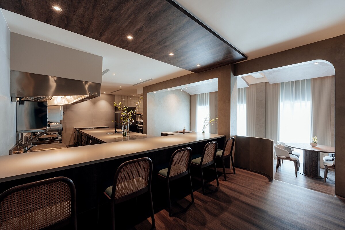 板前位置可觀賞到廚房流暢的運作。