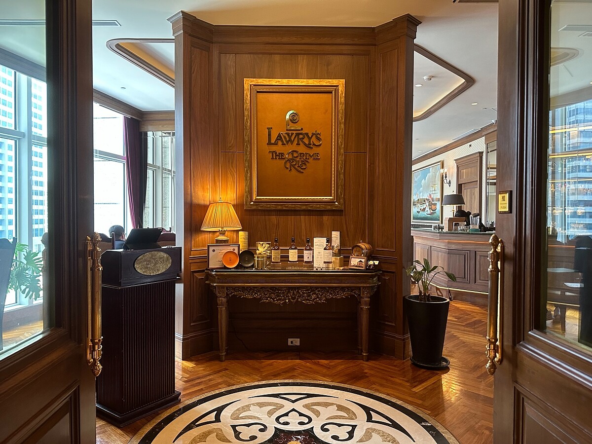 勞瑞斯牛肋排餐廳台北店。