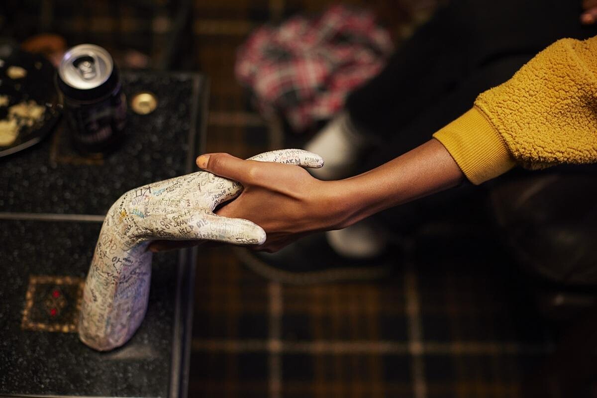 《鬼手鬼手 請開口》用靈媒殘肢斷臂大玩降靈遊戲