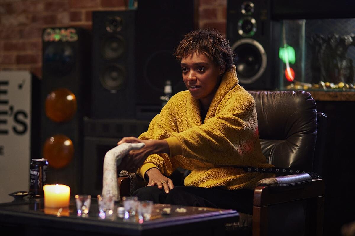 《鬼手鬼手 請開口》握手就能招鬼，講咒語就能讓鬼附身，前提是不能超過90秒_圖為主演：澳洲新星Sophie Wilde