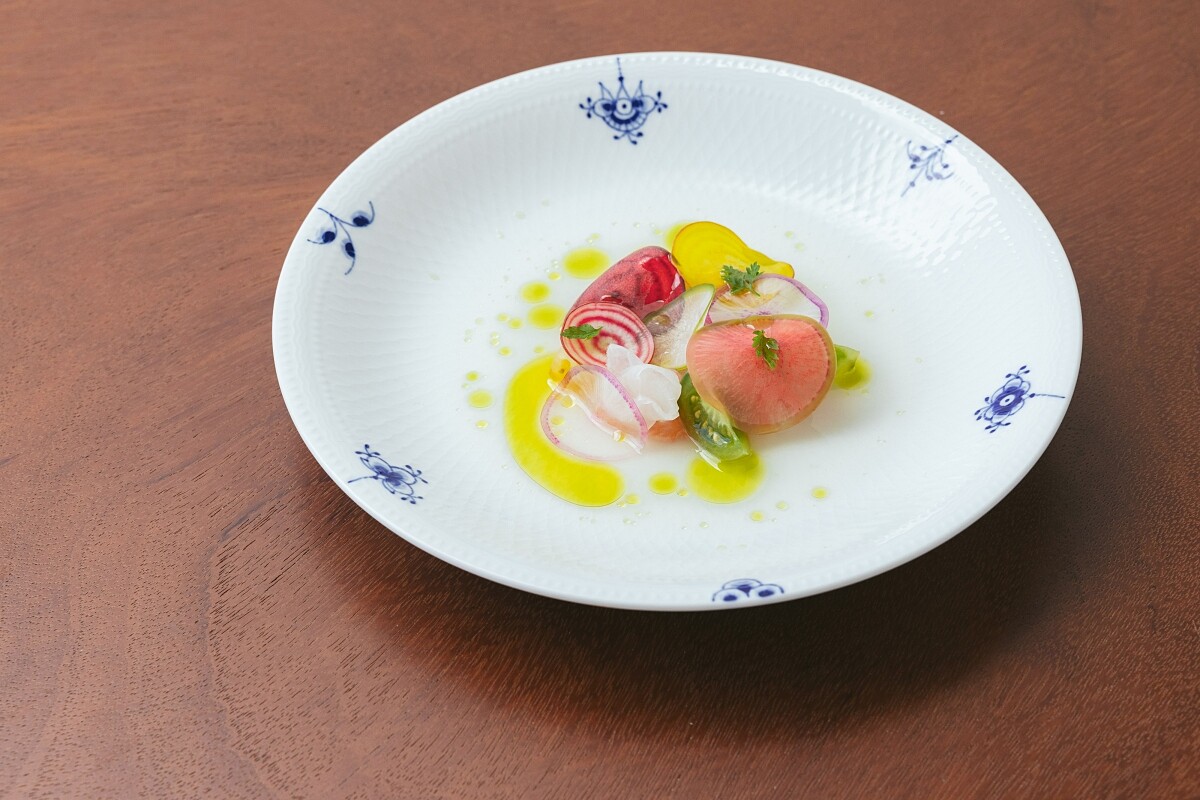 前菜甜蝦、番茄、甜菜根，搭配棕櫚花園系列 26公分盤。