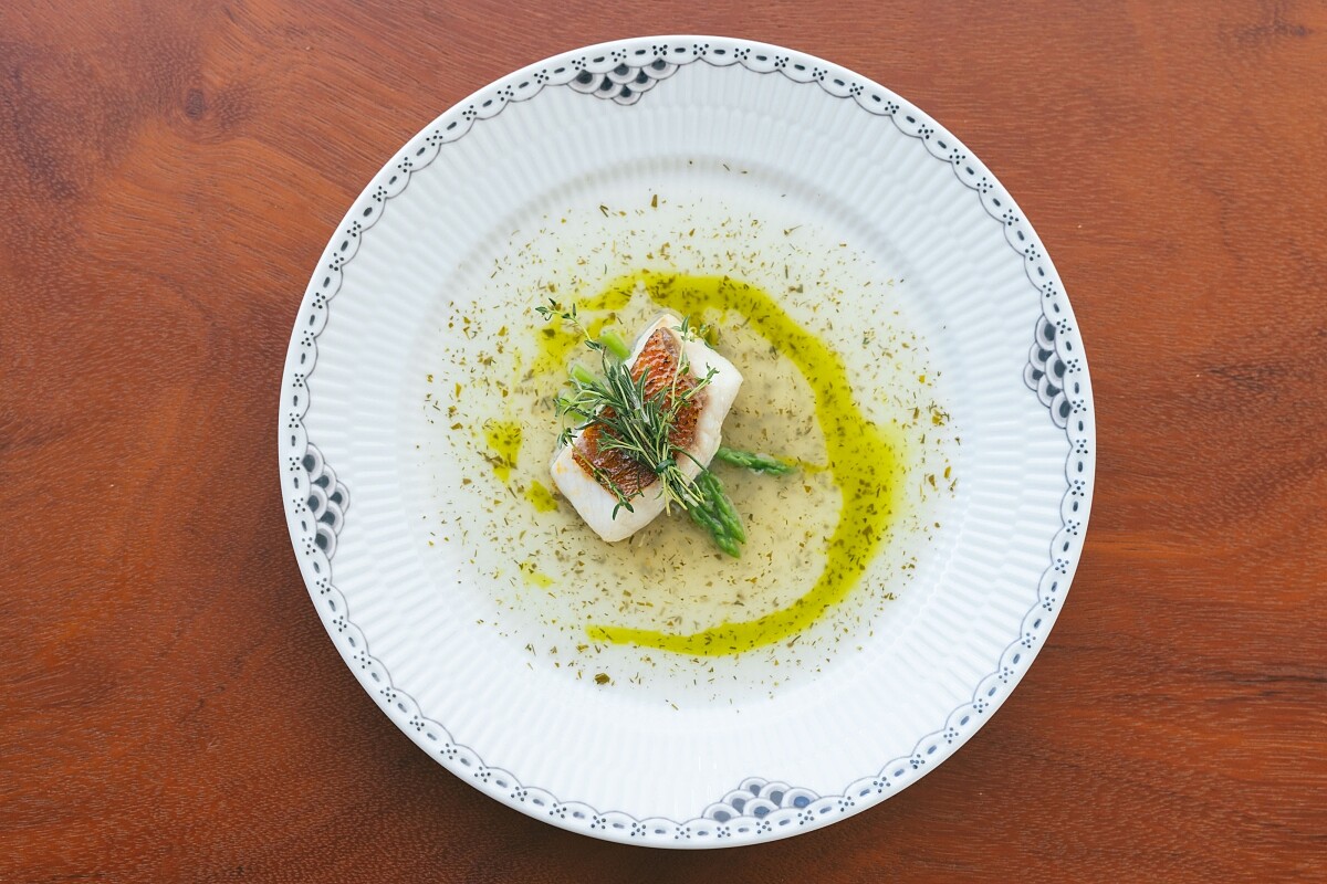 熱前菜現流魚、蒔蘿、龍蒿，搭配公主暮黑系列 27公分圓盤。