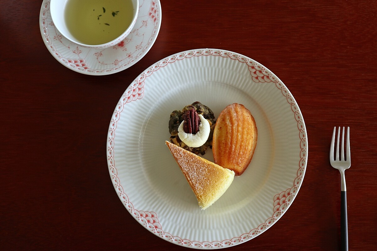 甜點香茅、巧克力、薄荷、甜菊、百里香，搭配半花邊珊瑚系列，紅茶杯碟為19公分盤。