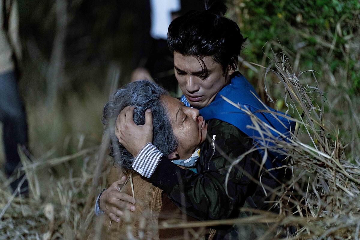 《地獄里長》林哲熹（右）劇中終於找到「阿嬤」王彩樺，場面惹人鼻酸