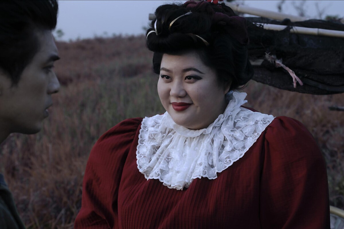 《地獄里長》蔡嘉茵客串演出地獄第一殿「遺忘殿」殿主「孟婆」，左為林哲熹