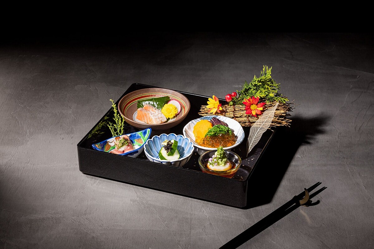 前菜部分融入懷石料理中的「八寸」形式。