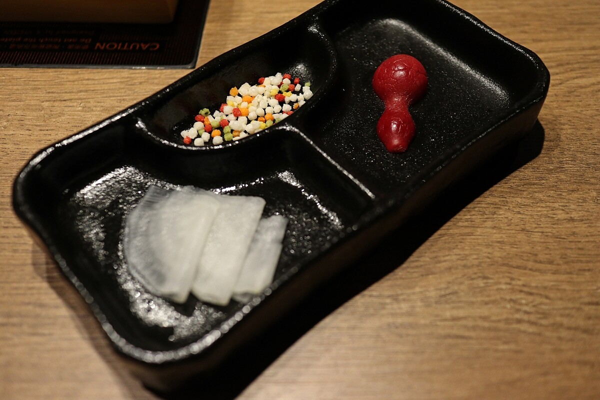 搭配上爽脆的柚香蘿蔔跟醃漬小葫蘆。