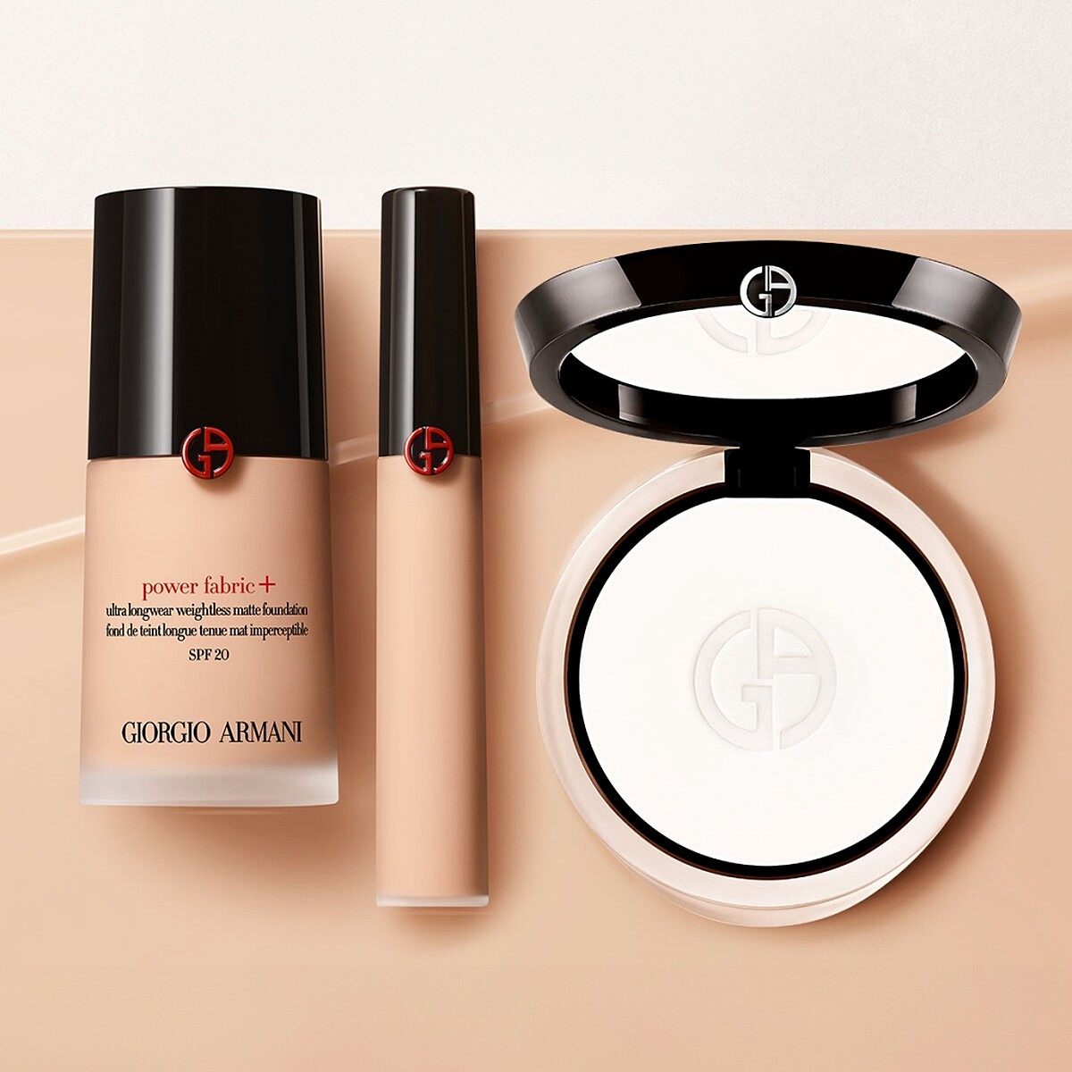 Giorgio Armani亞曼尼超持妝絲絨水慕斯家族新品超持妝絲絨控油蜜粉餅。