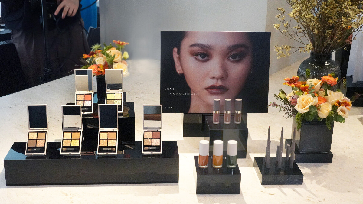 下一波大勢眼妝「單色煙燻眼妝」日本彩妝師親自來台傳授！RMK立體調色眼盤單擦疊擦都清透深邃，重點是不混濁不顯髒！ 