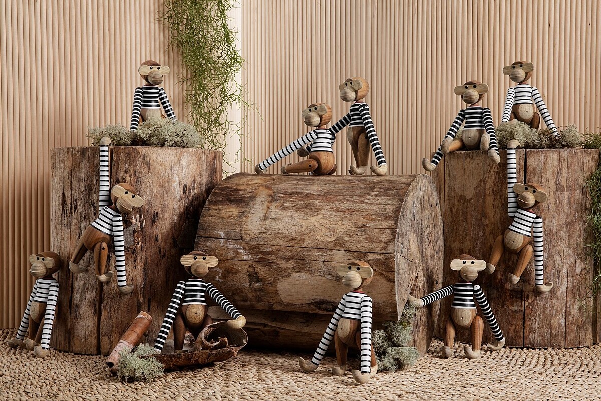 Kay Bojesen「Kay Bojesen x Mads N&oslash;rgaard 限量聯名 條紋木頭小猴 （黑／白）」。