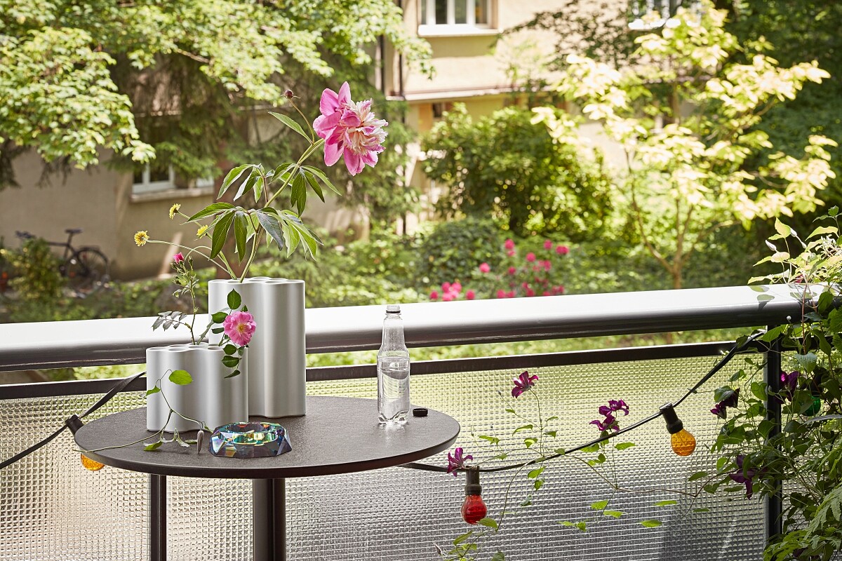 Vitra「Nuage 雲朵花瓶（藤綠／銀白）」。