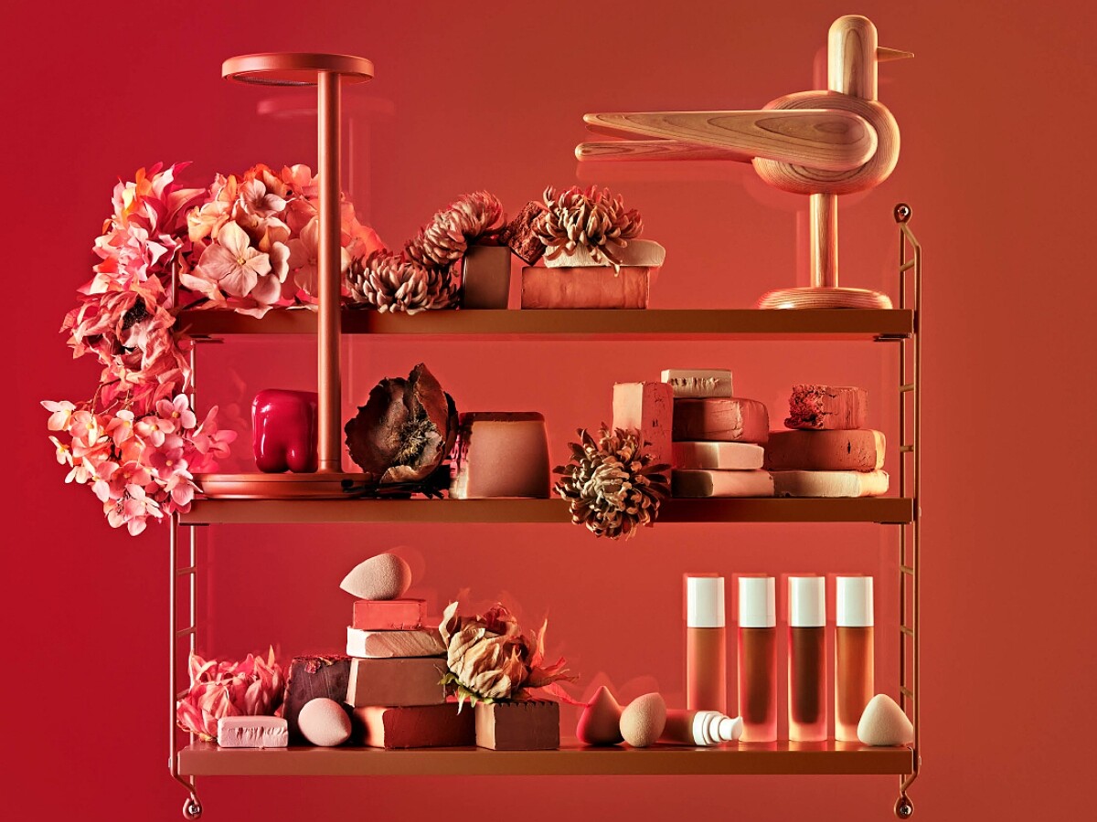 String Furniture「Pocket 壁掛三層架（限量赤陶紅／MDF 層板）」。