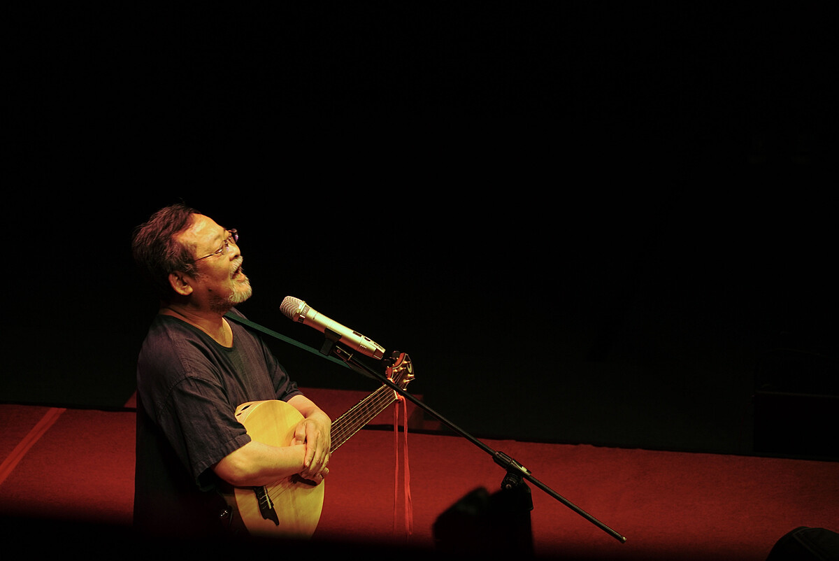 民謠大師陳明章,從小接觸縈繞家鄉北投的那卡西、歌仔戲與平埔調等台灣音樂,並學習恆春月琴民謠,揉合傳統音樂作出新曲