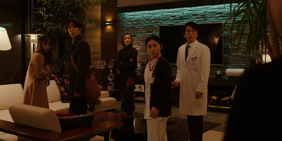 及川光博(右一)非常適合扮演小孬孬丈夫，總是驚慌無助