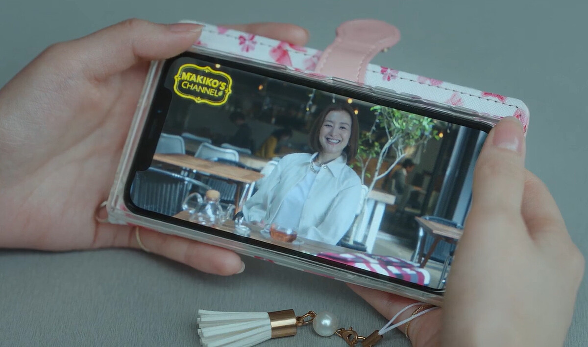 真希子繼續活在社群媒體中，而關注她的人正像她一樣表裡不一