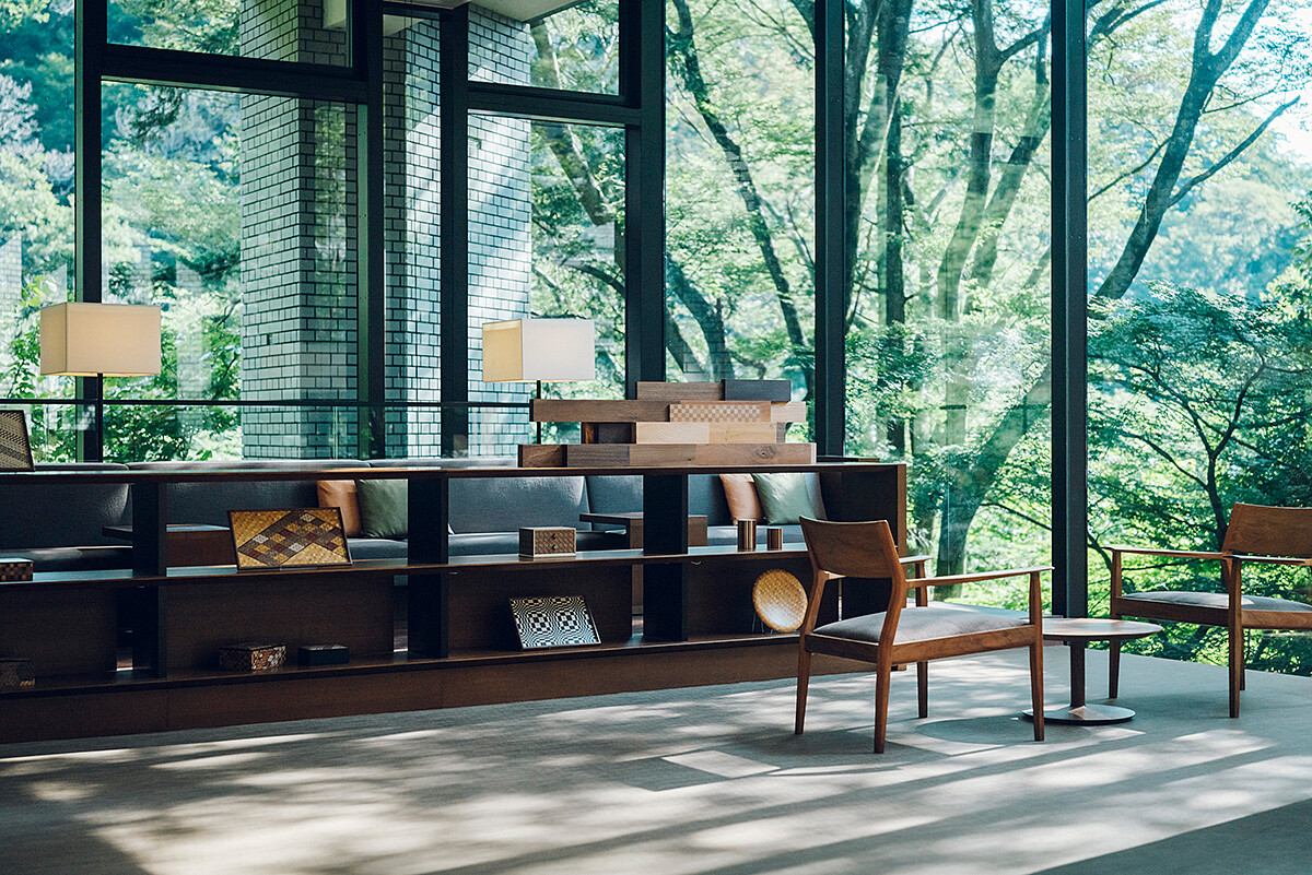界 箱根光線明媚的大廳空間，將戶外美景引入空間成為最美好的裝飾。