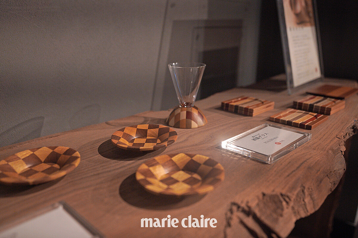 有各式寄木細工製作的器皿。