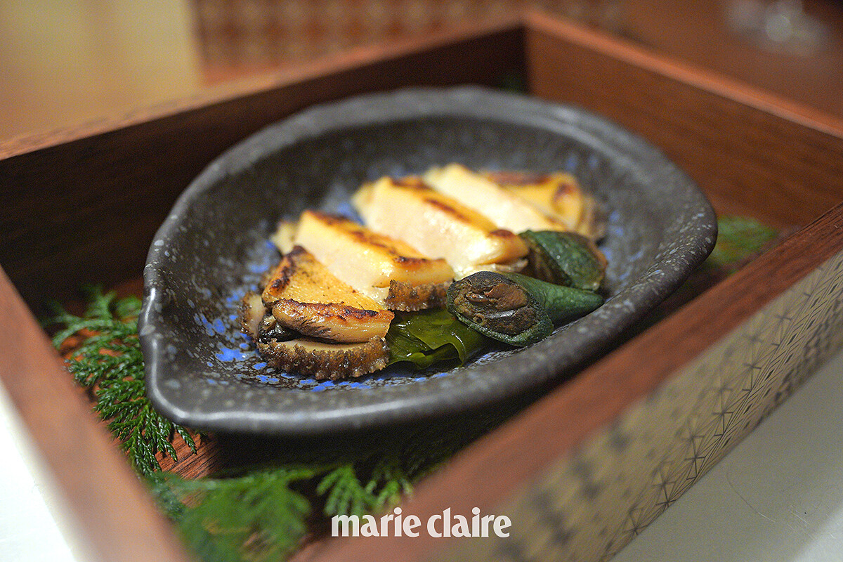 「煙燻鮑魚佐金橙鹽」放進神奈川名物金橙鹽。