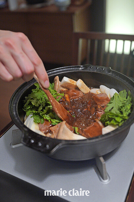 將有界 箱根同仁在桌邊服務「明治牛鍋」。