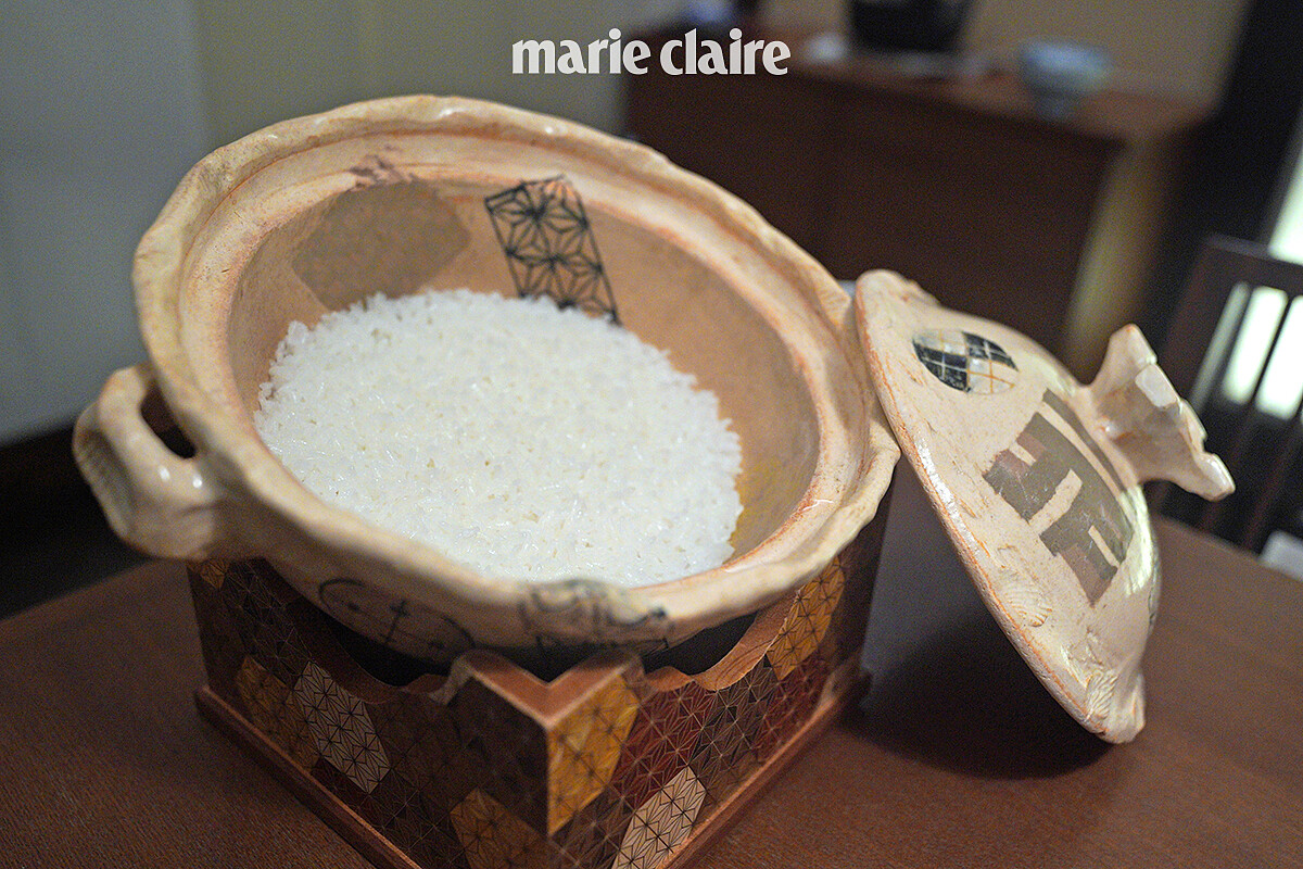 土鍋烹煮的白米飯，特別的是整個土鍋造型、圖案也是特別製作，下方的木座也採寄木細工工法製作。