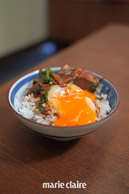 牛肉可沾附雞蛋入口，也能自由選擇食用方式做成丼飯。