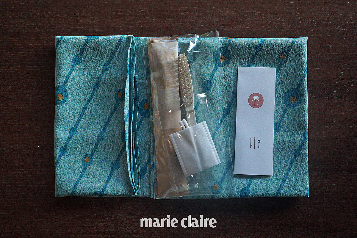 盥洗包也放進溫泉文化中的風呂敷包巾作為包裝，相當別緻。