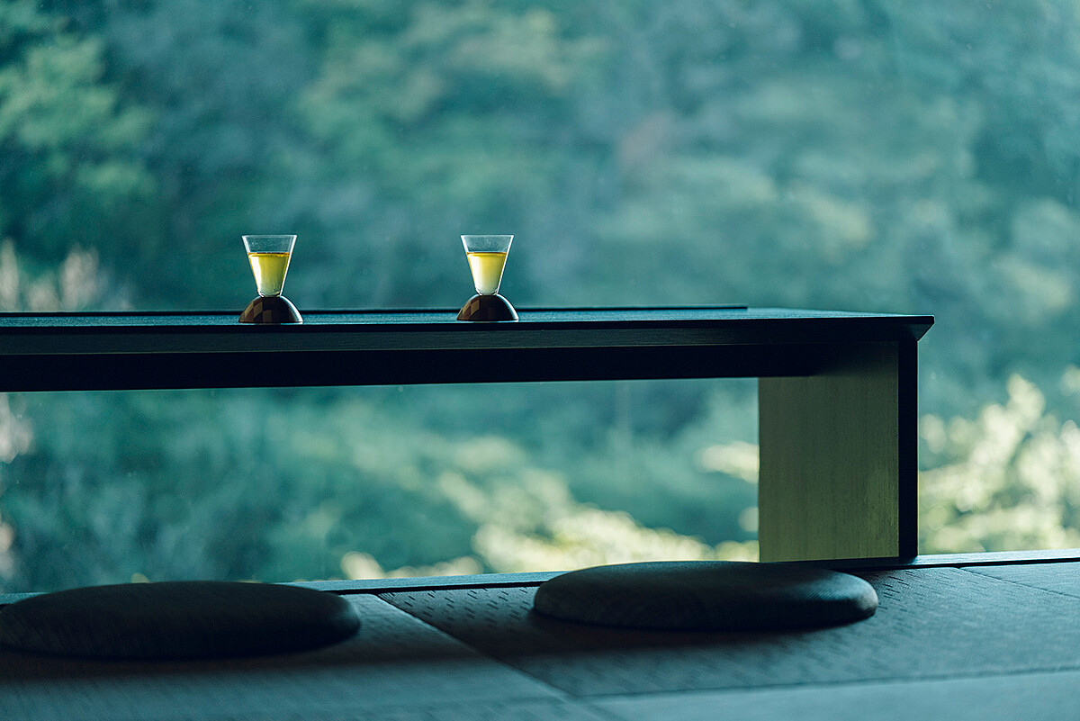 眺望山河景緻的吧台座位別具風情。