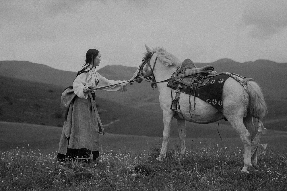 HIMA JOMO香水情境照。