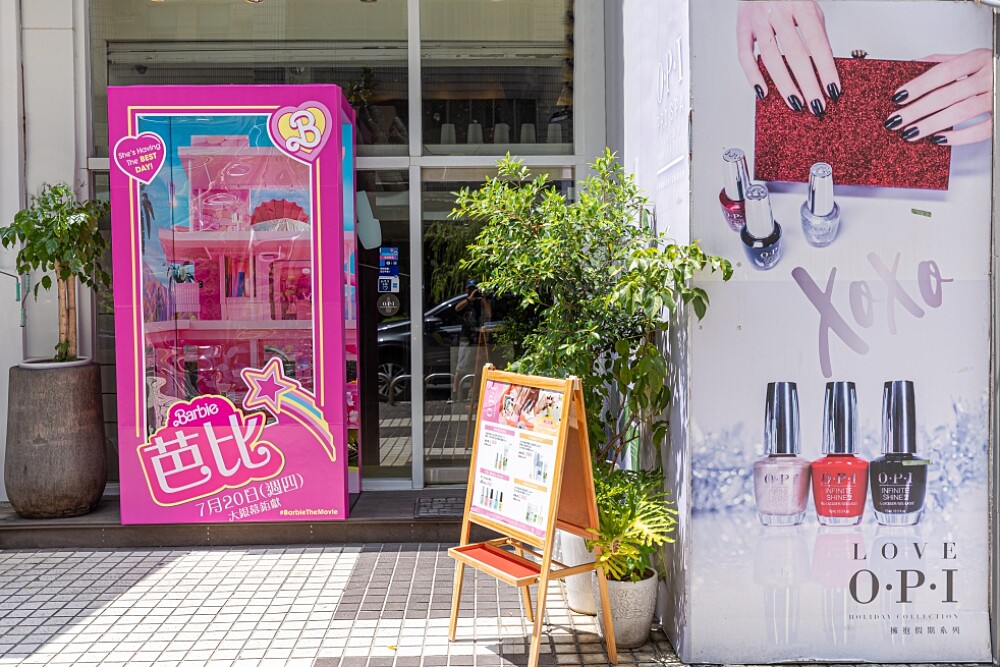 OPI門市變身BARBIE櫥窗,期間限定登場。