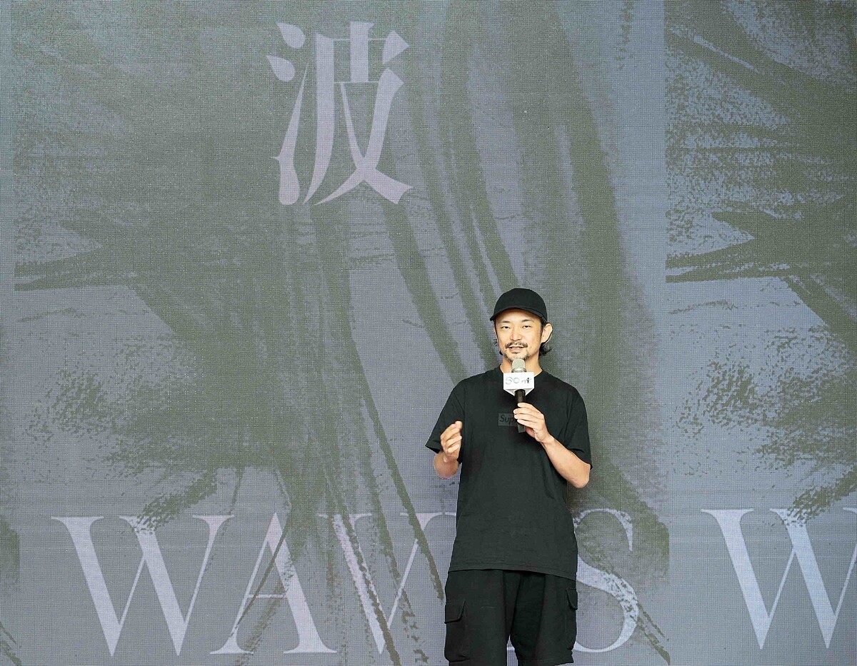 日本新媒體藝術家真鍋大度於新作《波》記者會上暢談創作過程。(攝影/張震洲)