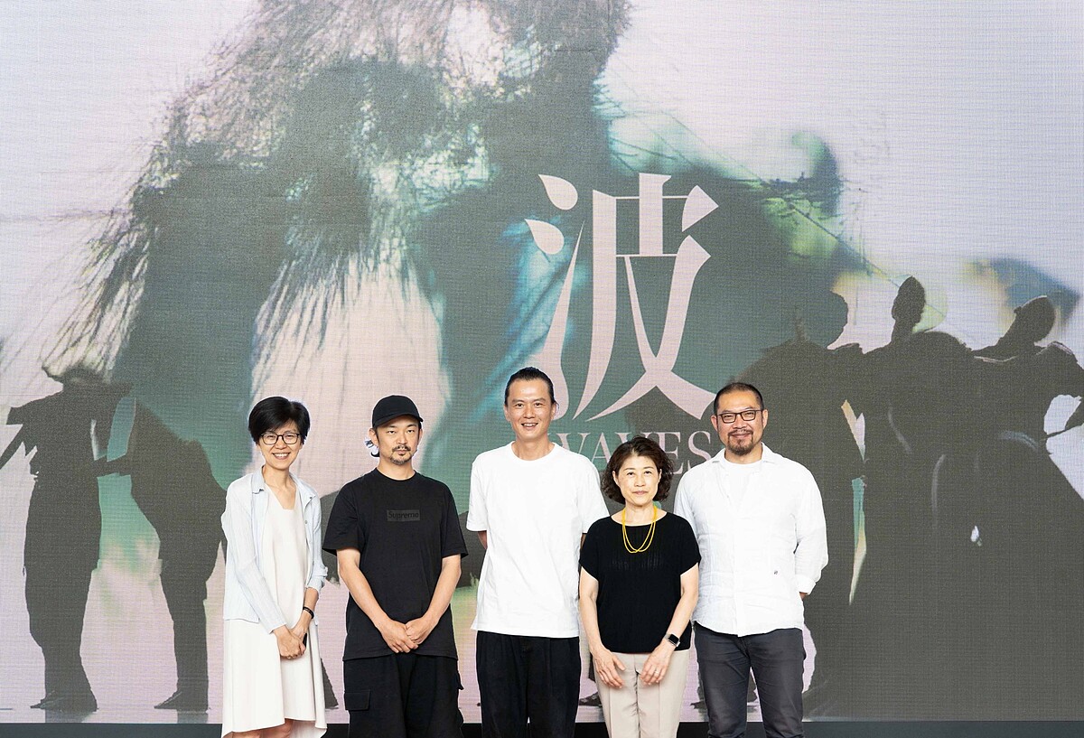 雲門藝術總監鄭宗龍結合身體與科技的全新作品《波》。三館藝術總監與鄭宗龍、真鍋大度合照。(攝影/張震洲)