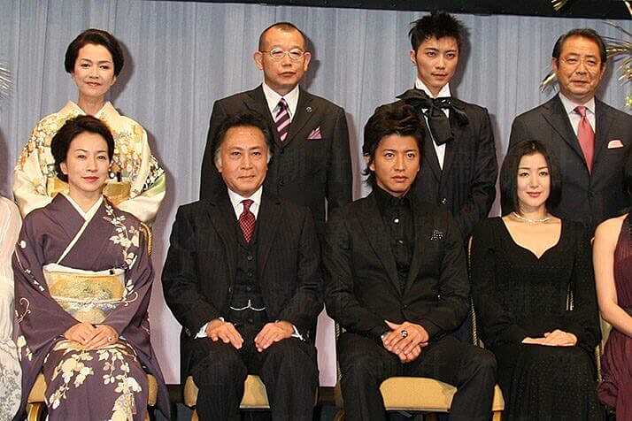 《華麗一族》記者發布會,男主角木村拓哉(右前二)相當讚賞鈴木京香(右前一)演技