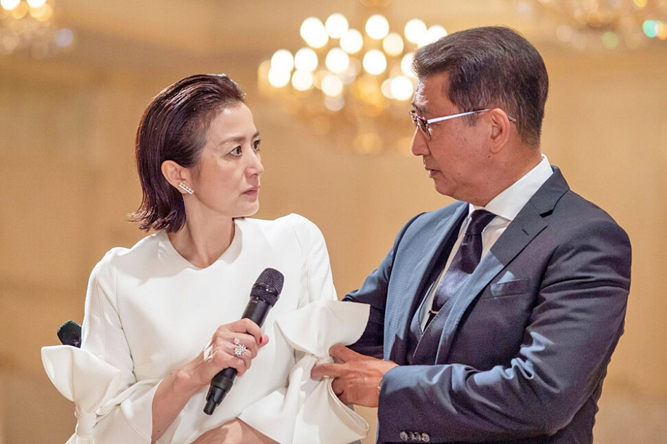 《共演NG》鈴木京香(左)和中井貴一(右)在劇中分手多年被迫共演愛情劇,現實中兩人也常演情侶、夫妻