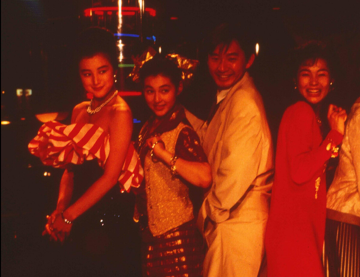 鈴木京香從電影《愛與平成之色男》出道,當時才20歲的她(左一),在劇中打扮成熟妖豔。曾說自己從小就”老臉”,所以不在意變老。