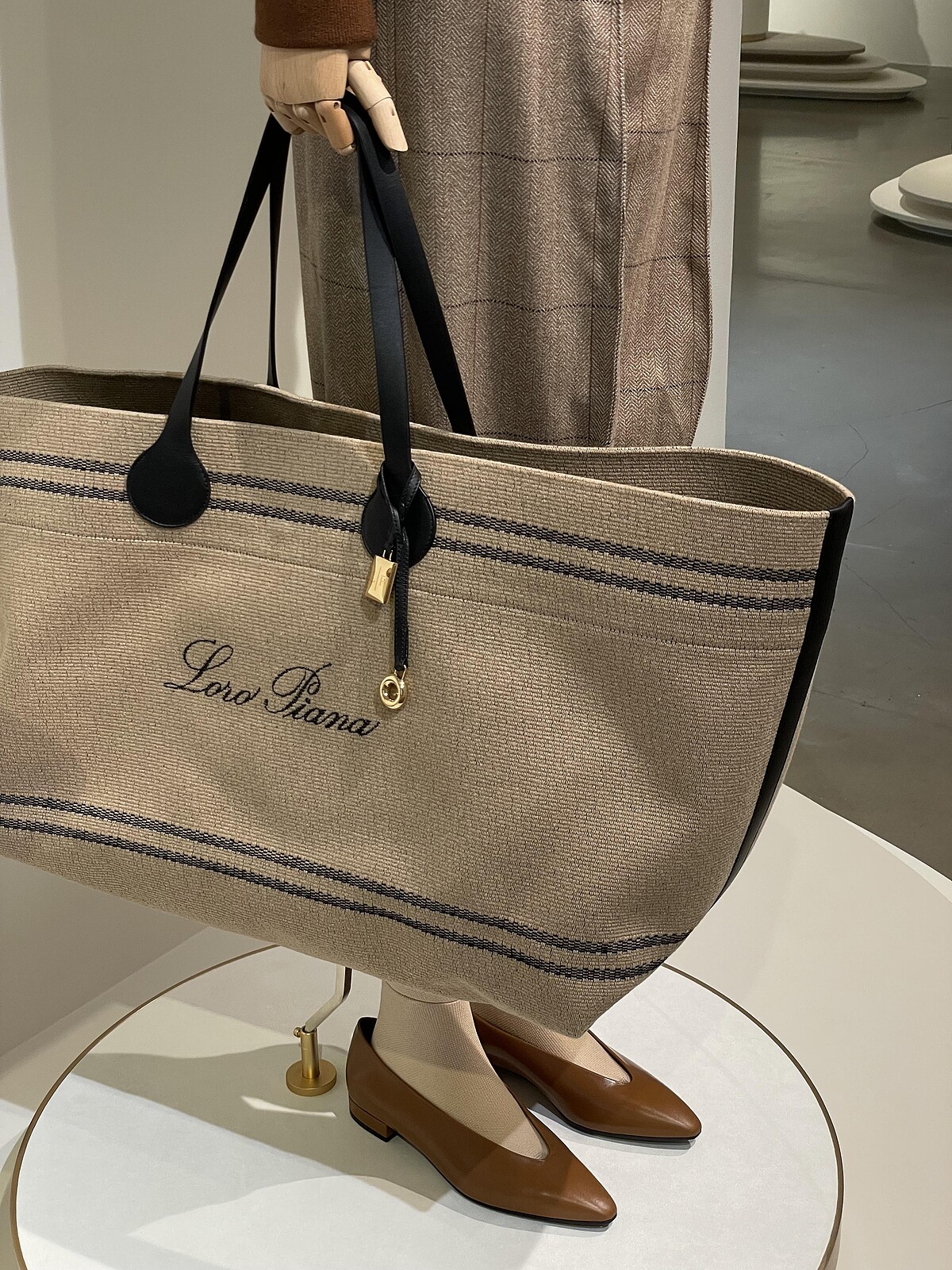 Loro Piana TASMAN TOLE 大型棉質帆布提花托特包，價格店洽。