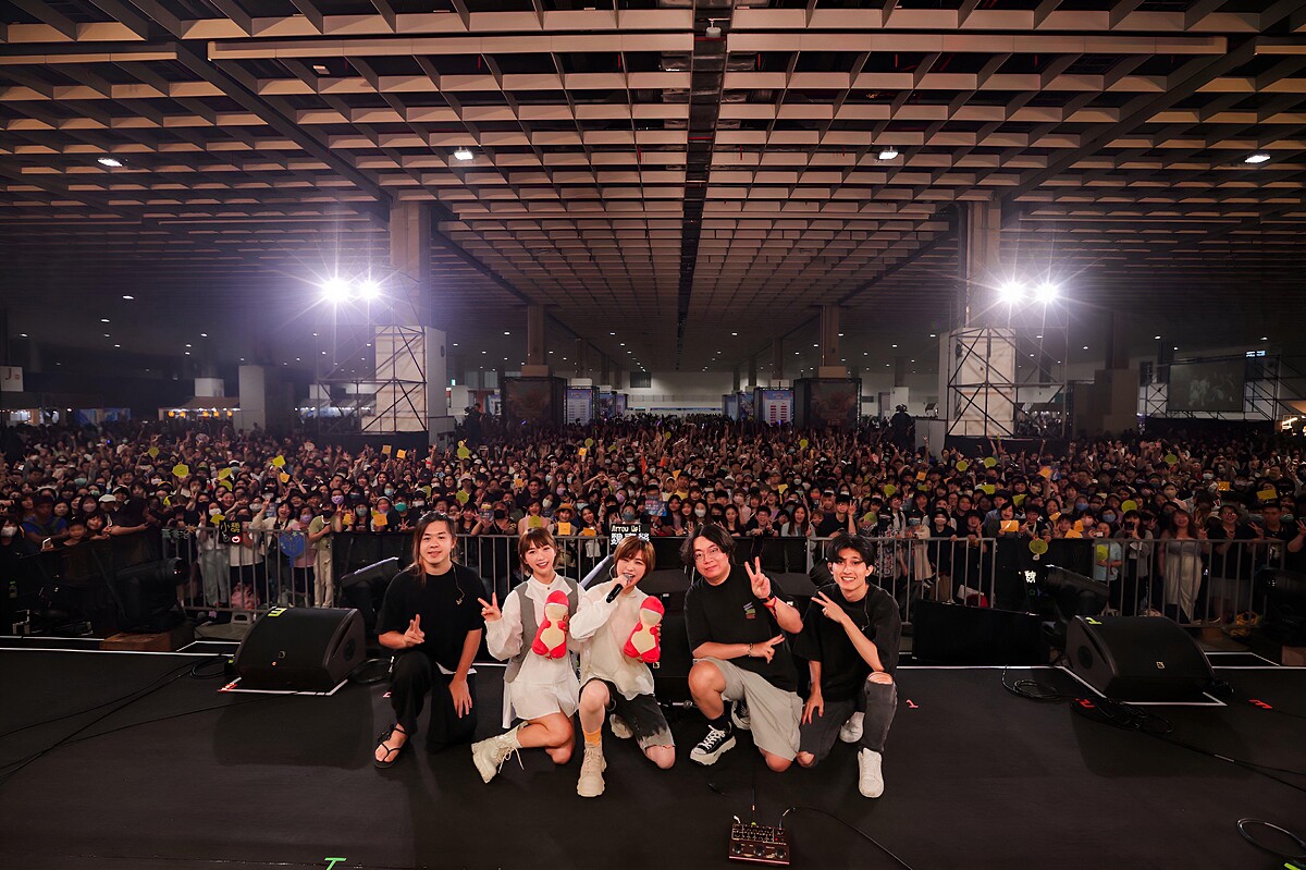 魏嘉瑩和溫妮與歌迷大合照