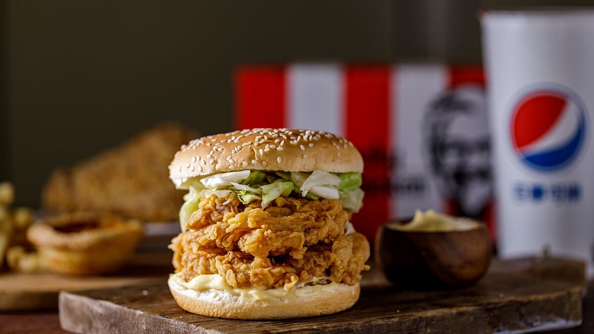 肉肉控吃爆！肯德基「雙層咔啦雞腿堡」限時14天開賣，極厚口感爽度double