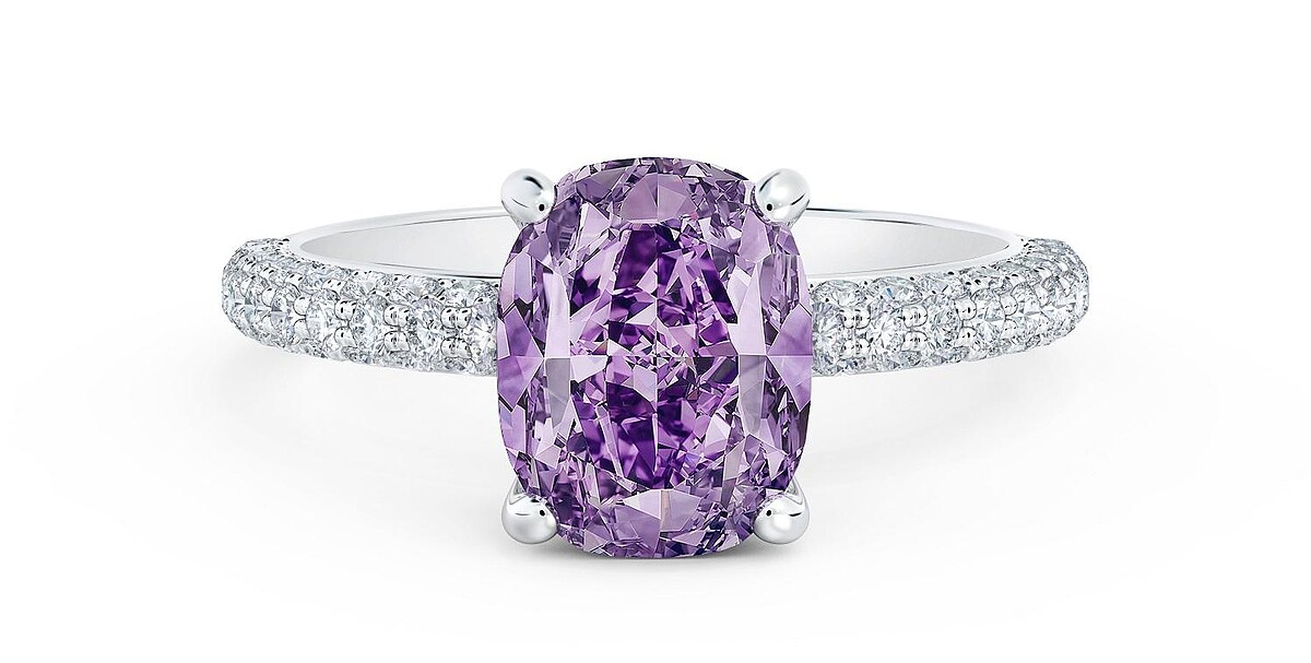 Metamorphosis by De Beers 高級珠寶系列 Spring Masterpiece 鑽石戒指，主鑽為一顆珍稀的 2.78克拉濃彩帶粉紅色的紫鑽，濃郁的紫羅蘭色調，彷彿帝王花花瓣的尖端，在纖巧的密鑲鑽石鉑金戒環的襯托下，散發出絢麗的光芒。