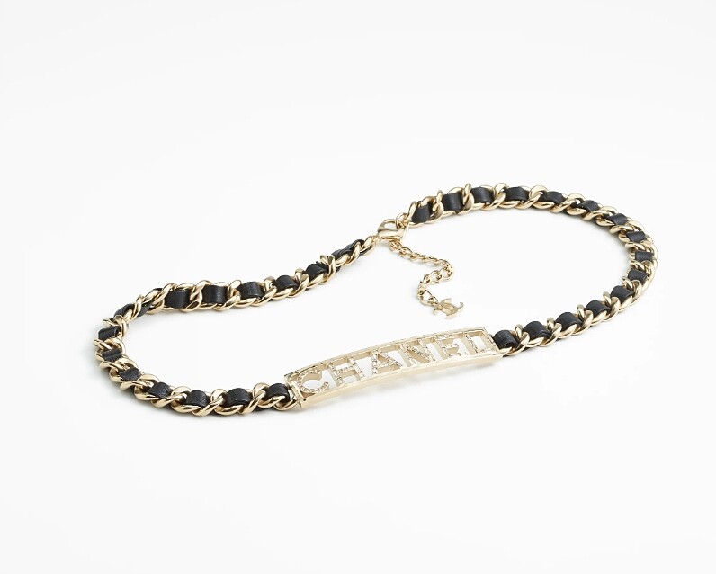Chanel小羊皮、金色金屬 & 水鑽黑 NT$76,000。
