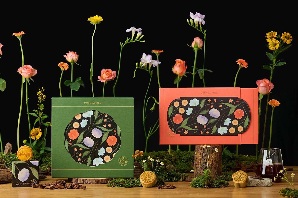 「漫月花園 Moon Garden」平裝版/精裝版兩款禮盒。