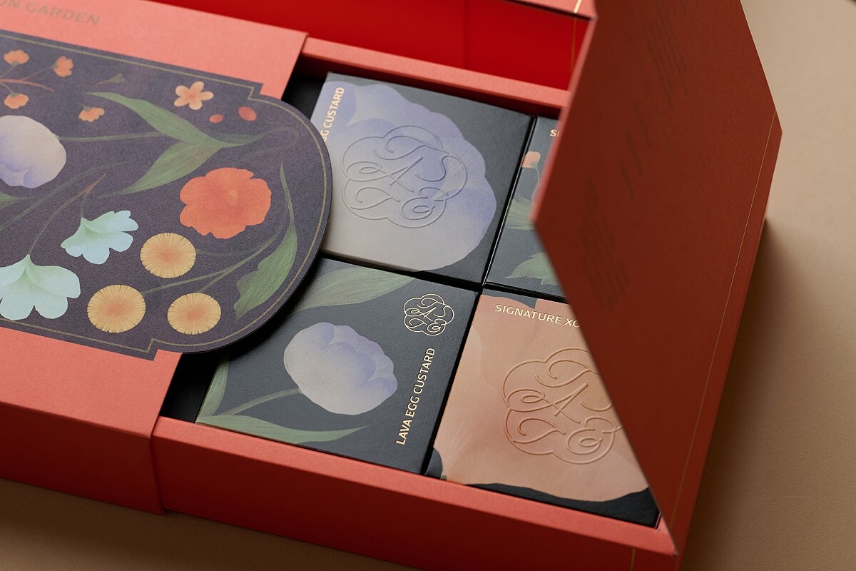 花團錦簇的視覺設計在外盒,活潑的用色大器又創新。